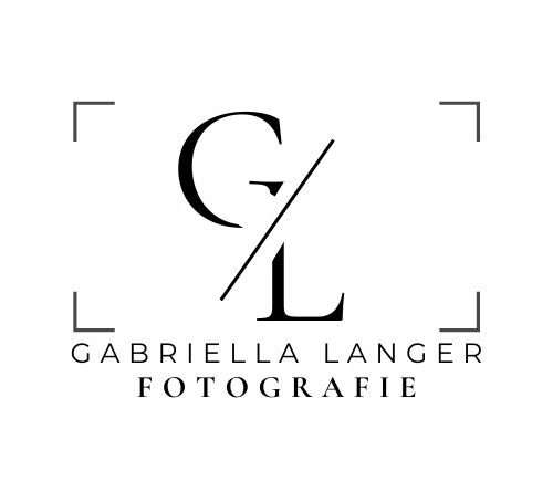 Schwarzer Hintergrund mit minimalistischer Kamera-Grafik und Text "Gabriella Langer Fotografie".