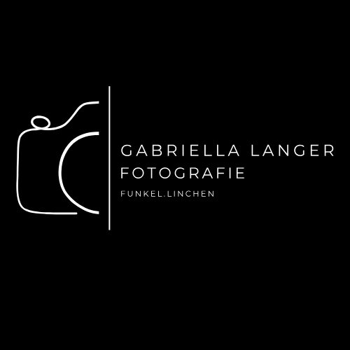 Schwarzer Hintergrund mit minimalistischer Kamera-Grafik und Text "Gabriella Langer Fotografie".