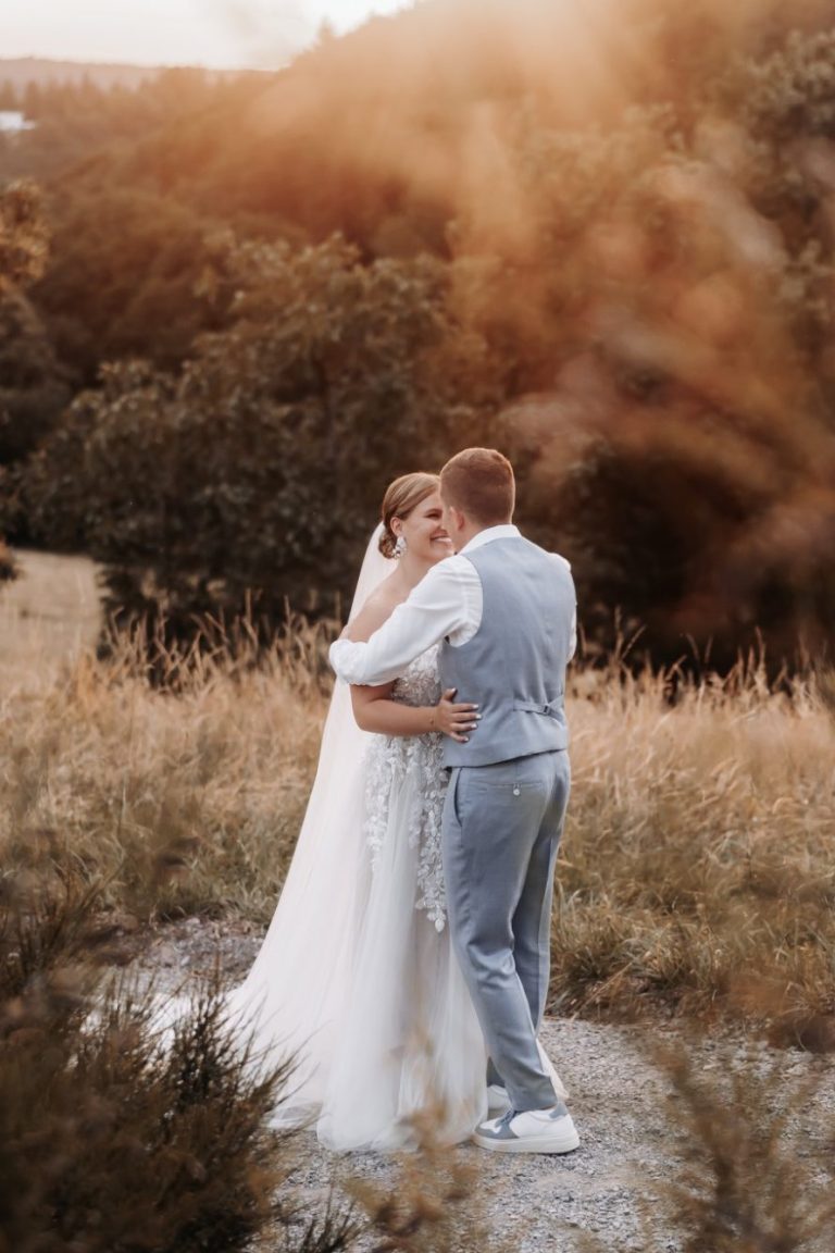 Braut und Bräutigam beim Austausch von Ringen in einer festlichen Umgebung.